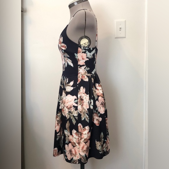 Soprano Floral Dress - Picture 2 of 6